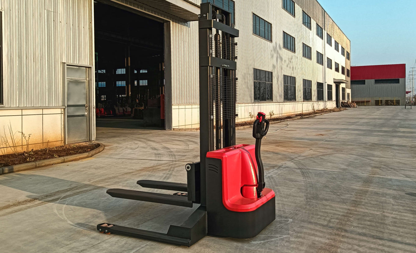 Warehouse organized with stacked pallets using electric jacks and stackers
