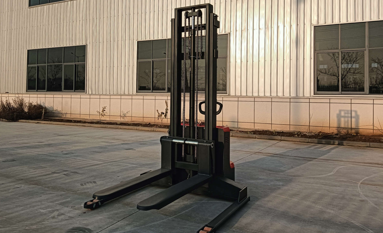 Warehouse organized with stacked pallets using electric jacks and stackers