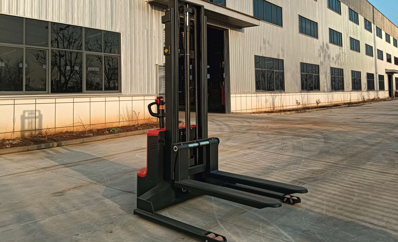 Warehouse organized with stacked pallets using electric jacks and stackers